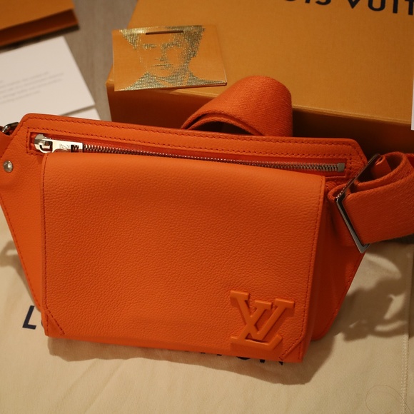 LOUIS VUITTON Takeoff Sling - Picture 2 of 7